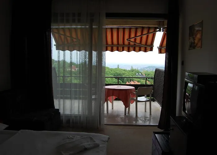 Cziraky Panzio לינה וארוחת בוקר בודפשט